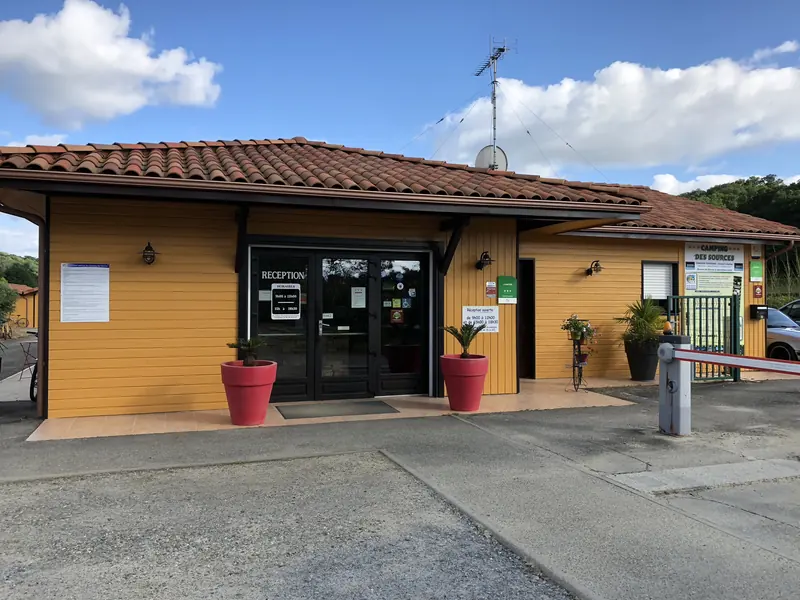 Bâtiment d'accueil du Camping des Sources