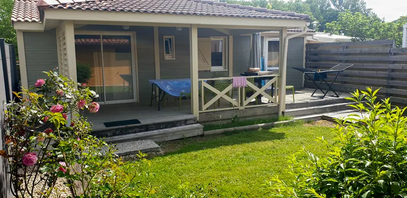 Chalet avec terrasse couverte et jardin