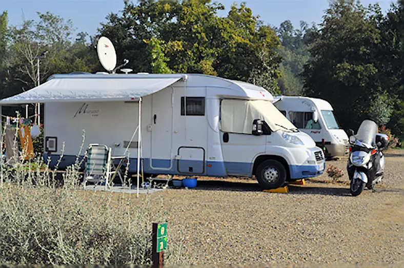 Camping-car avec store déployé sur son emplacement