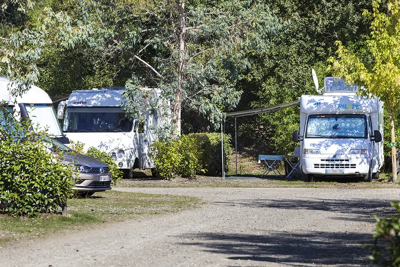 Emplacements délimités pour camping-cars au Camping des Sources