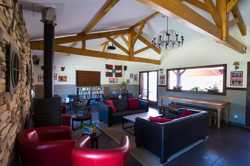 Espace convivialité La Peña avec bibliothèque et salon