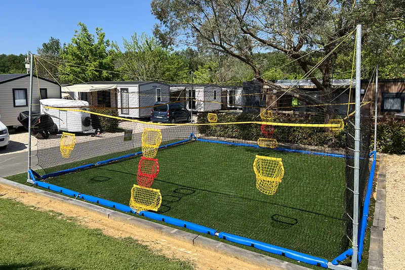 Terrain multisports gazonné